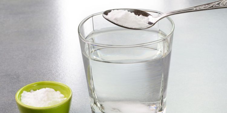 beber-agua-com-bicarbonato-de-sodio-faz-bem?-veja-riscos-e-beneficios