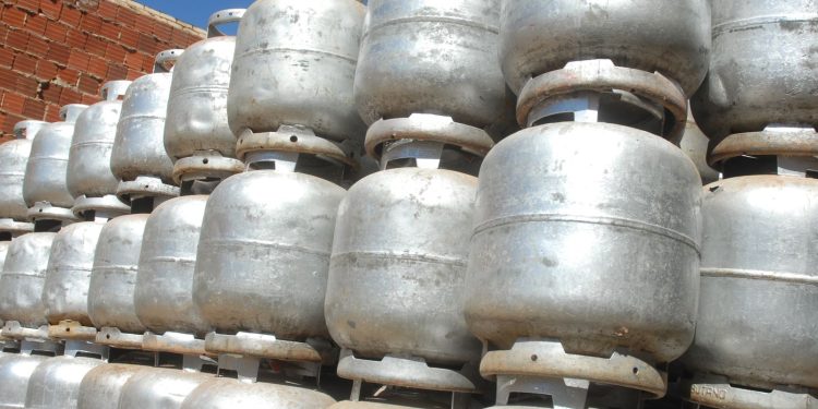 gas-do-povo:-comeca-recarga-gratuita-de-botijoes-nesta-segunda