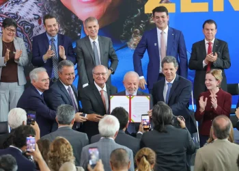 lula-comemora-lei-que-isenta-imposto-de-renda-ate-r$-5-mil