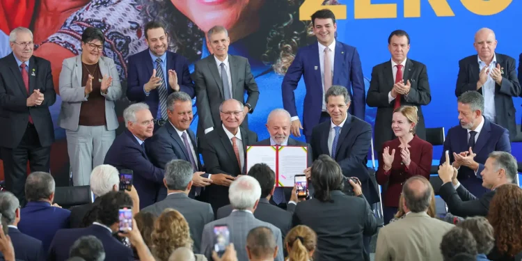 lula-comemora-lei-que-isenta-imposto-de-renda-ate-r$-5-mil