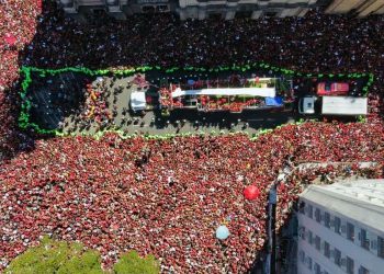 familias-se-juntam-a-multidao-para-festejar-titulo-do-flamengo-no-rj
