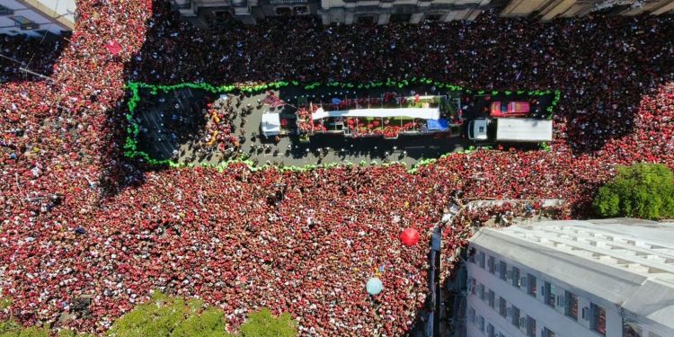 familias-se-juntam-a-multidao-para-festejar-titulo-do-flamengo-no-rj