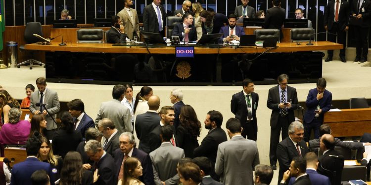 camara-aprova-ampliacao-gradual-da-licenca-paternidade