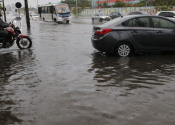 frente-fria-chega-ao-rio,-que-registra-queda-de-arvores-e-alagamentos
