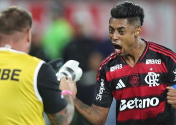 fla-vence,-aproveita-derrota-do-palmeiras-e-volta-a-igualar-rival