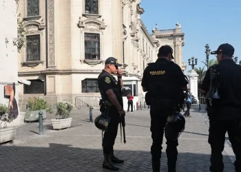 pre-candidato-a-presidencia-do-peru,-belaunde-e-alvo-de-ataque-a-tiros