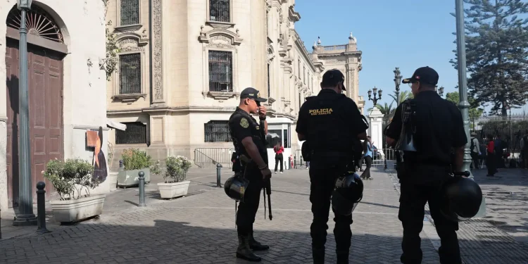pre-candidato-a-presidencia-do-peru,-belaunde-e-alvo-de-ataque-a-tiros
