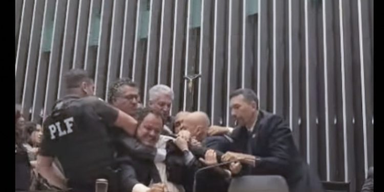 glauber-braga,-retirado-a-forca-do-plenario,-denuncia-‘acao-golpista’