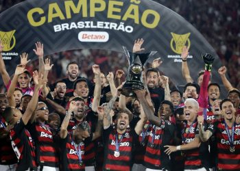 ranking-da-cbf:-flamengo-segue-lider-e-corinthians-sobe-para-segundo