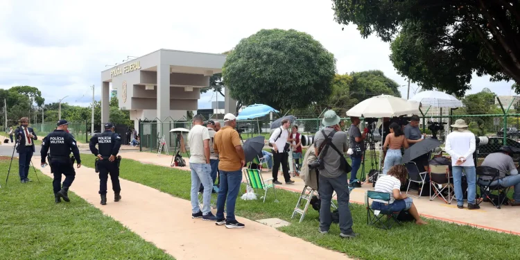 bolsonaro-volta-a-cumprir-pena-na-superintendencia-da-pf-em-brasilia