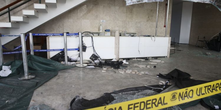 viva-maria-relembra-ataques-e-reforca-defesa-do-estado-de-direito