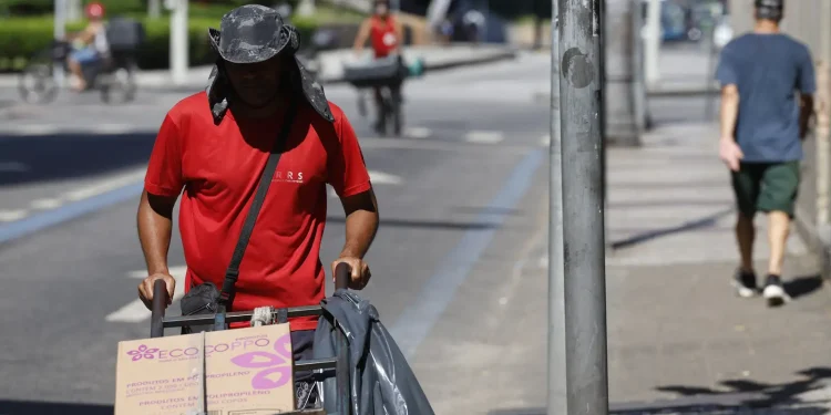 defensorias-acionam-justica-por-medidas-contra-calor-no-rio