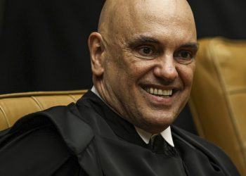 na-primeira-sessao-de-julgamento-do-stf,-moraes-repudia-ataques-ao-stf