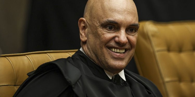 na-primeira-sessao-de-julgamento-do-stf,-moraes-repudia-ataques-ao-stf