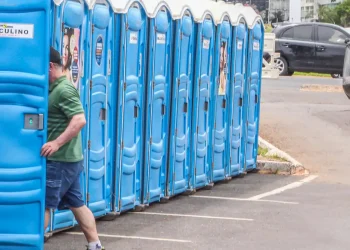 banheiro-quimico-ou-segurar-o-xixi?-medico-aponta-a-melhor-opcao 