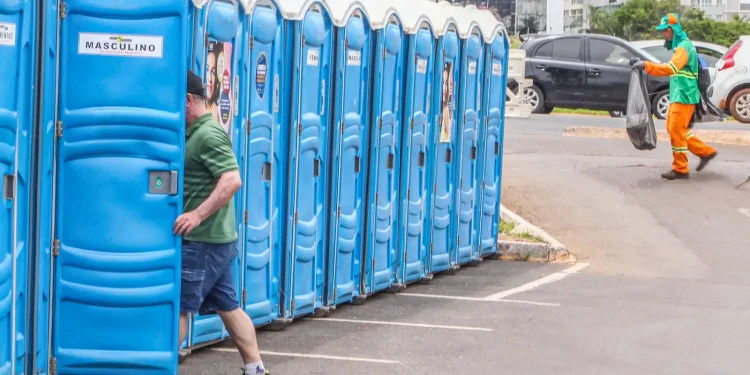 banheiro-quimico-ou-segurar-o-xixi?-medico-aponta-a-melhor-opcao 