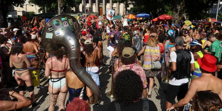rj:-calor-extremo-leva-cinco-pessoas-por-hora-as-upas-durante-carnaval