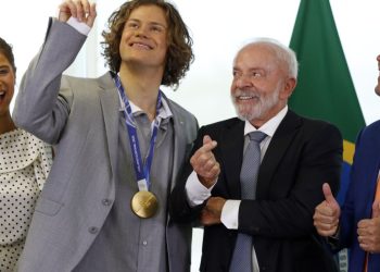 lula-recebe-lucas-pinheiro,-medalha-de-ouro-nos-jogos-de-inverno