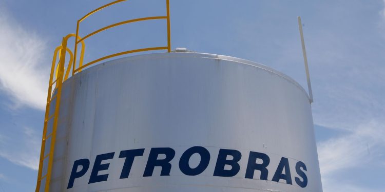 setor-de-combustiveis-sugere-que-petrobras-amplie-importacao-de-diesel