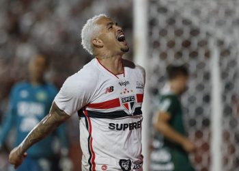sao-paulo-vence-chapecoense-e-assume-lideranca-isolada-do-brasileiro
