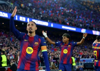 raphinha-marca-dois-em-goleada-do-barcelona-na-liga-dos-campeoes