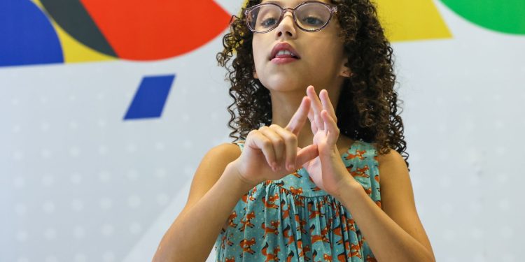 paraiba-sanciona-lei-que-obriga-traducao-em-libras-em-cursos-online