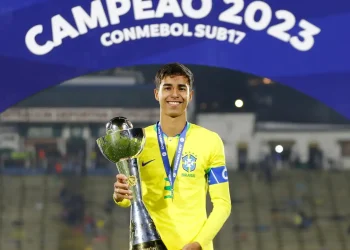 carlo-ancelotti-convoca-o-zagueiro-vitor-reis,-do-girona