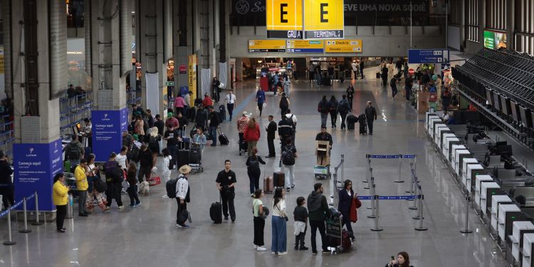 turbina-de-aviao-pega-fogo-durante-decolagem-no-aeroporto-de-guarulhos