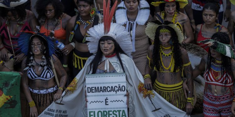 acampamento-terra-livre-reune-8-mil-indigenas-em-brasilia