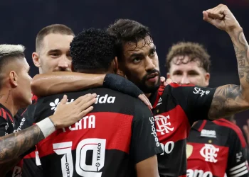 flamengo-reage-e-vence-santos-de-virada-por-3-a-1-no-brasileirao