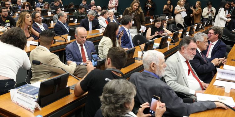 oposicao-pede-vista-e-votacao-da-pec-que-acaba-escala-6×1-e-adiada