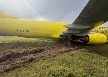 aviao-de-carga-desliza-e-sai-da-pista-do-aeroporto-de-salvador