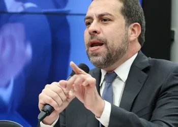 na-camara,-boulos-defende-fim-da-escala-6×1-de-forma-imediata