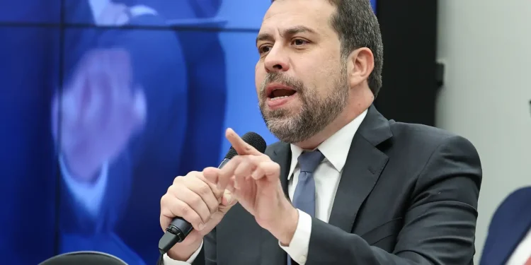 na-camara,-boulos-defende-fim-da-escala-6×1-de-forma-imediata