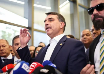flavio-bolsonaro-confirma-visita-a-vorcaro-durante-prisao-domiciliar