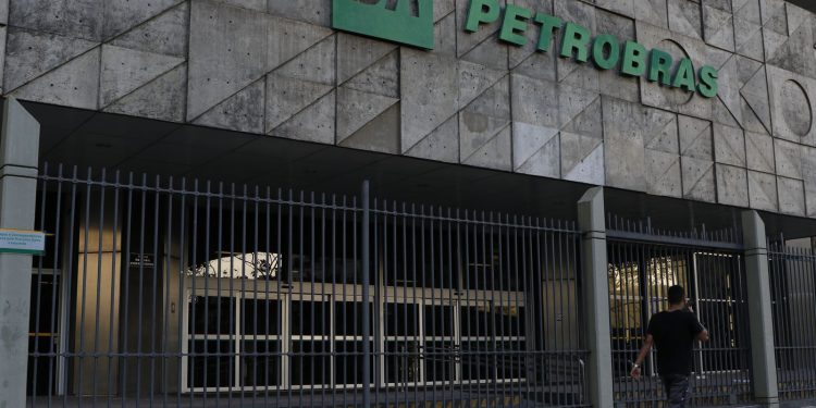 petrobras-aplica-desconto-na-venda-do-diesel
