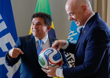 ministro-do-esporte-entrega-marco-regulatorio-da-copa-feminina-a-fifa