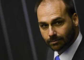 eduardo-bolsonaro-e-condenado-a-4-anos-por-coacao-no-curso-do-processo