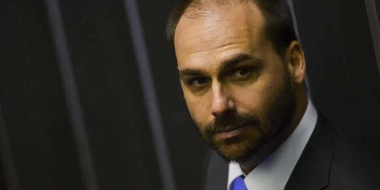 eduardo-bolsonaro-e-condenado-a-4-anos-por-coacao-no-curso-do-processo