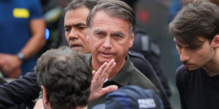 jair-bolsonaro-presta-depoimento-sobre-arma-de-fogo-apreendida-no-df