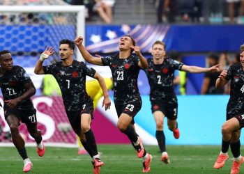 com-gol-no-final,-canada-vence-africa-do-sul-e-vai-as-oitavas-da-copa