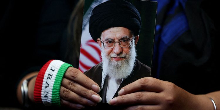 funeral-publico-de-ali-khamenei-comeca-em-teera