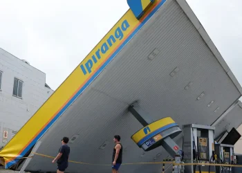 vendaval-no-rj:-500-mil-imoveis-estao-sem-luz-e-duas-pessoas-morreram