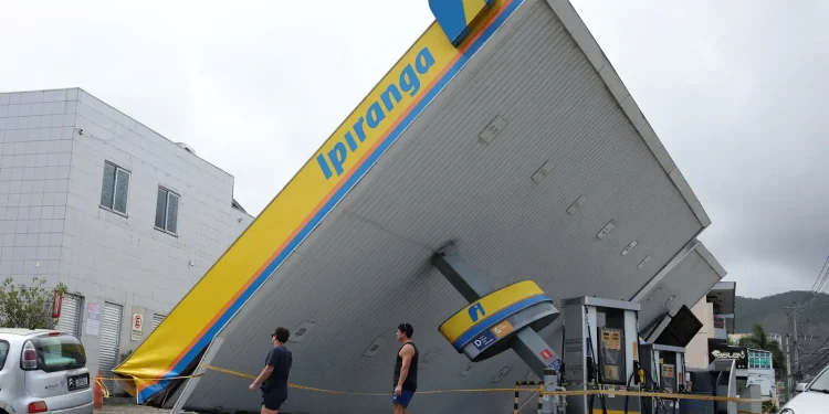 vendaval-no-rj:-500-mil-imoveis-estao-sem-luz-e-duas-pessoas-morreram
