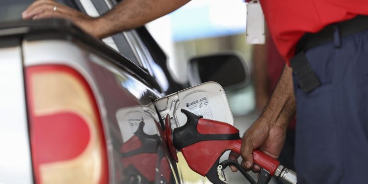 pl-que-reduz-impacto-de-conflito-no-preco-dos-combustiveis-e-aprovado