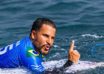 wsl:-italo-ferreira-domina-tubos-em-teahupo’o-e-avanca-as-semifinais