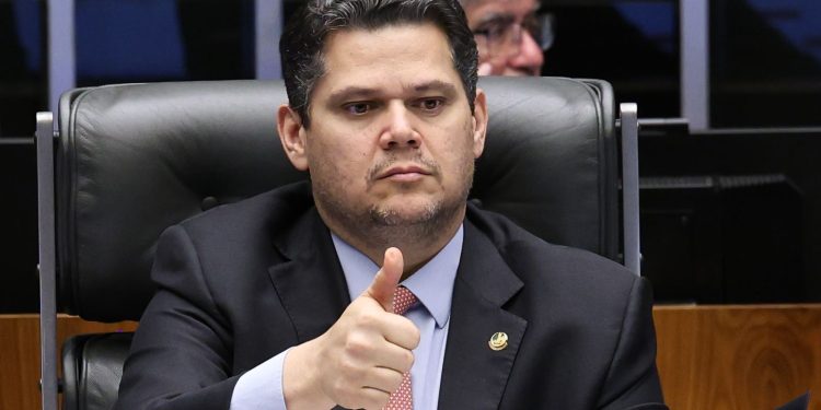 alcolumbre-envia-pec-que-preve-fim-da-escala-6×1-para-ccj-do-senado