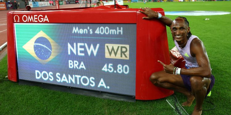 alison-dos-santos-quebra-recorde-mundial-dos-400m-com-barreiras