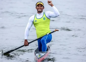 isaquias-queiroz-conquista-a-medalha-de-ouro-no-mundial-de-canoagem