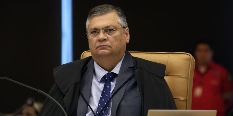 flavio-dino-determina-volta-de-posts-sobre-nossa-senhora-aparecida